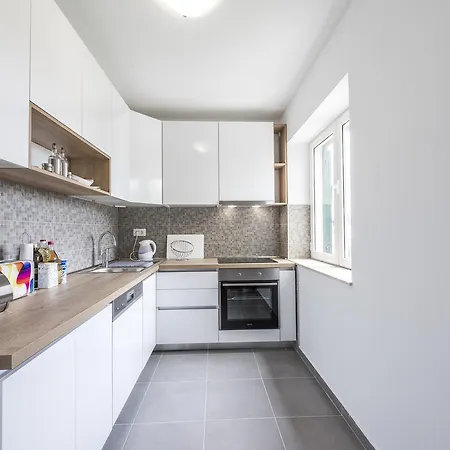 Luxury Skyscraper Apartment *