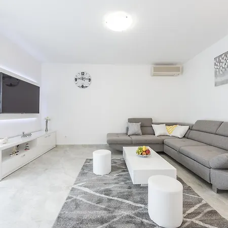 Luxury Skyscraper Apartment *